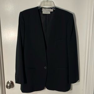 From Sac’s Fifth Ave by Evon Picone black wool blazer. New never worn Size 12